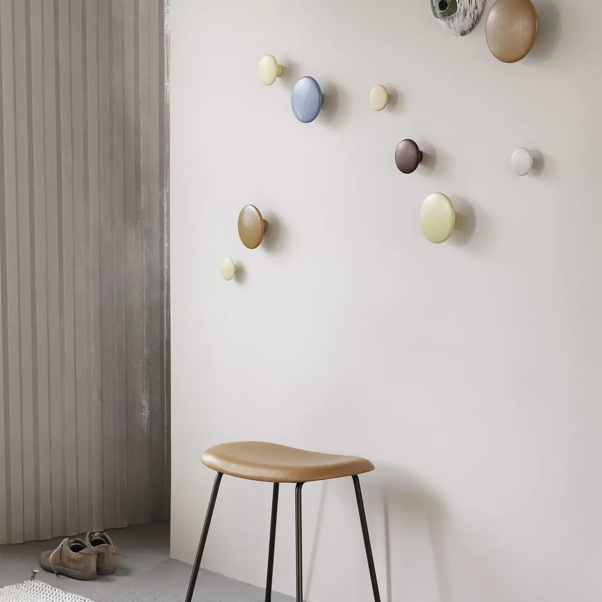 The Dots medium Oak κρεμάστρα - MUUTO - Image 5