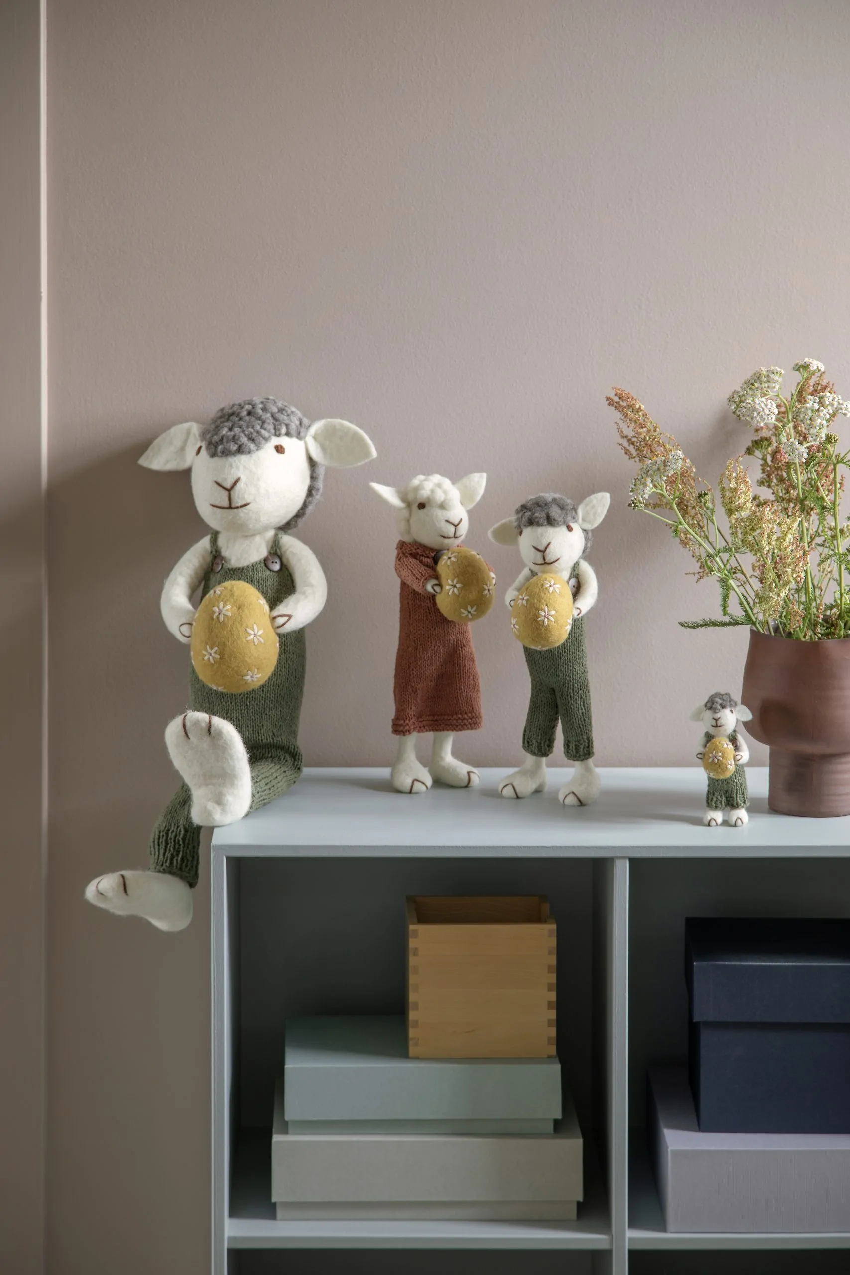 Διακοσμητικός λαγός με παντελόνι και αυγό 27cm. – Gry & Sif - Image 3