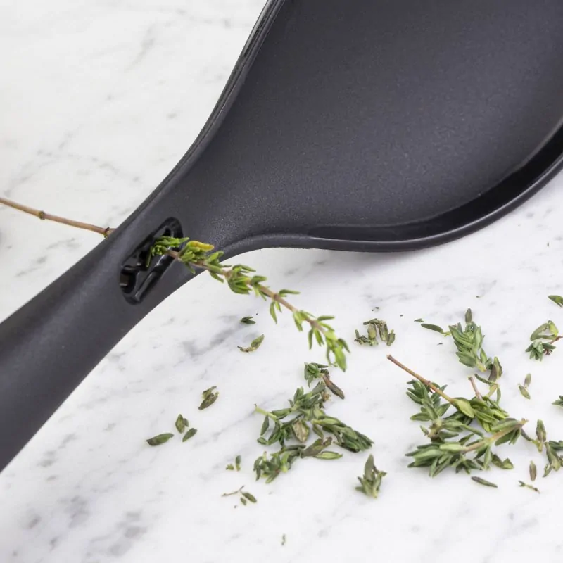 Κουτάλα ραγού nylon με καθαριστή βοτάνων "Brooklyn" μαύρη - Taylor's - Image 5