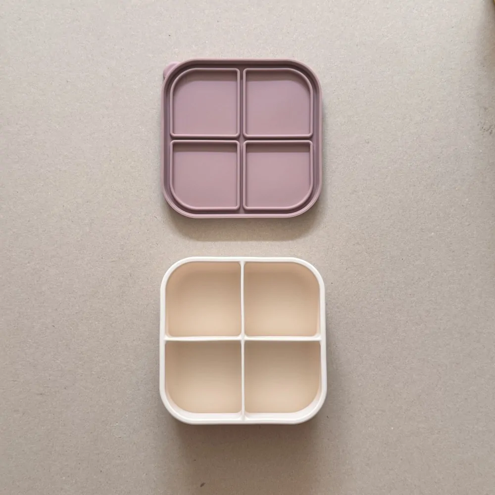 Φαγητοδοχείο σιλικόνης με χωρίσματα τετράγωνο milk/berry - Nok Nok - Image 2