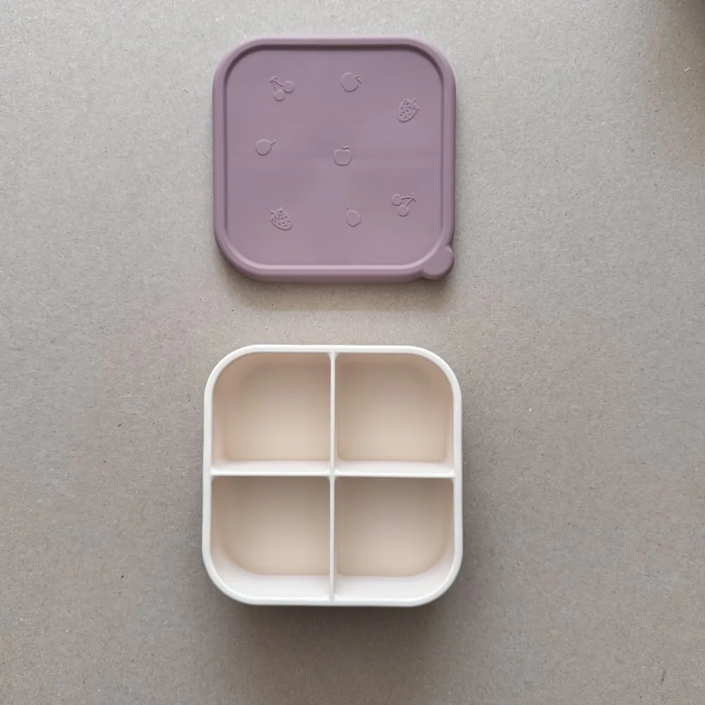Φαγητοδοχείο σιλικόνης με χωρίσματα τετράγωνο milk/berry - Nok Nok